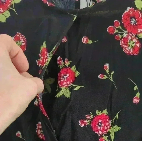 ZARA  | Black/Red Floral Long Sleeve Knotted Crop Top - Picture 3 of 6